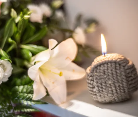 Dettaglio di una composizione floreale durante una cerimonia funebre personalizzata