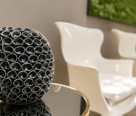 Arredi eleganti della sala del commiato con sedute e dettagli decorativi